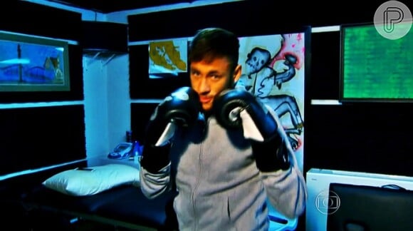 Neymar também gosta de brincar de boxe nos momentos de folga