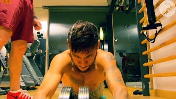 Neymar abriu a sua casa na Espanha para o repórter Tino Marcos, do 'Esporte Espetacular', e mostrou rotina de malhação com preparador físico e fisioterapeuta particulares. A matéria vai ao ar em 21 de dezembro de 2014