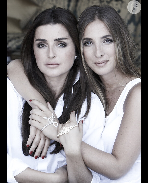 As irmãs russas Sonia e Katia Gaydamak criaram a primeira linha de joias de hand palm bracelet para a joalheria delas, a Gaydamak, e já conquistaram clientes famosas