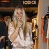 Adriane Galisteu mostrou um modelo bem diferente da sua pulseira d emão durante o Coquetel de Lançamento da loja do marido, Alexandre Iódice, em 14 de março, no Rio de Janeiro
