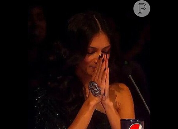 Nicole Scherzinger usa uma pusleira de mão bem chamativa enquanto participa do campo de jurados do 'The X-Factor'
