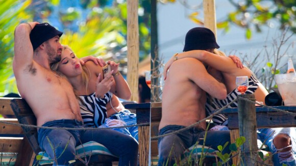 Diego Hypolito faz a temperatura subir ao ser flagrado aos beijos com loira na praia. Fotos!