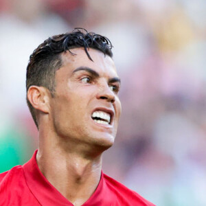 Acidente aconteceu após o carro sair da pista e bater em um muro