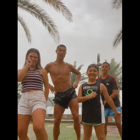 Nas redes sociais, Cristiano Ronaldo apareceu dançando um funk em suas férias em família