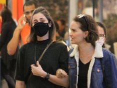Namorada de Fernanda Souza, Eduarda Porto usa look casual em passeio por shopping. Fotos!