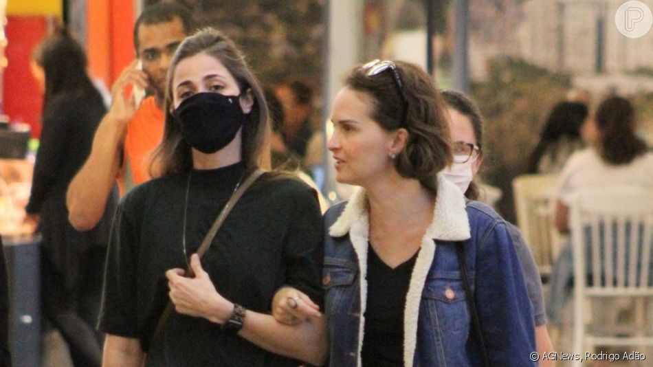 Namorada de Fernanda Souza, Eduarda Porto se encontrou com Fernanda Rodrigues, uma das melhores amigas da atriz em passeio por shopping