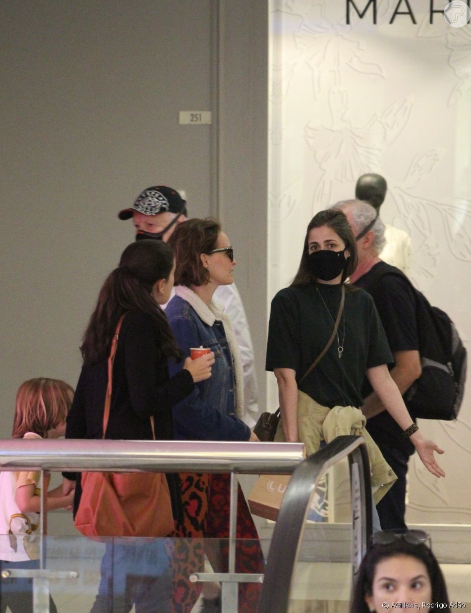Namorada de Fernanda Souza, Eduarda Porto passeou em shopping com melhor amiga da atriz, Fernanda Rodrigues