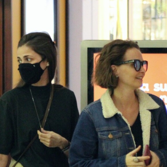 Namorada de Fernanda Souza, Eduarda Porto e Fernanda Rodrigues conversaram ao se encontrarem shopping