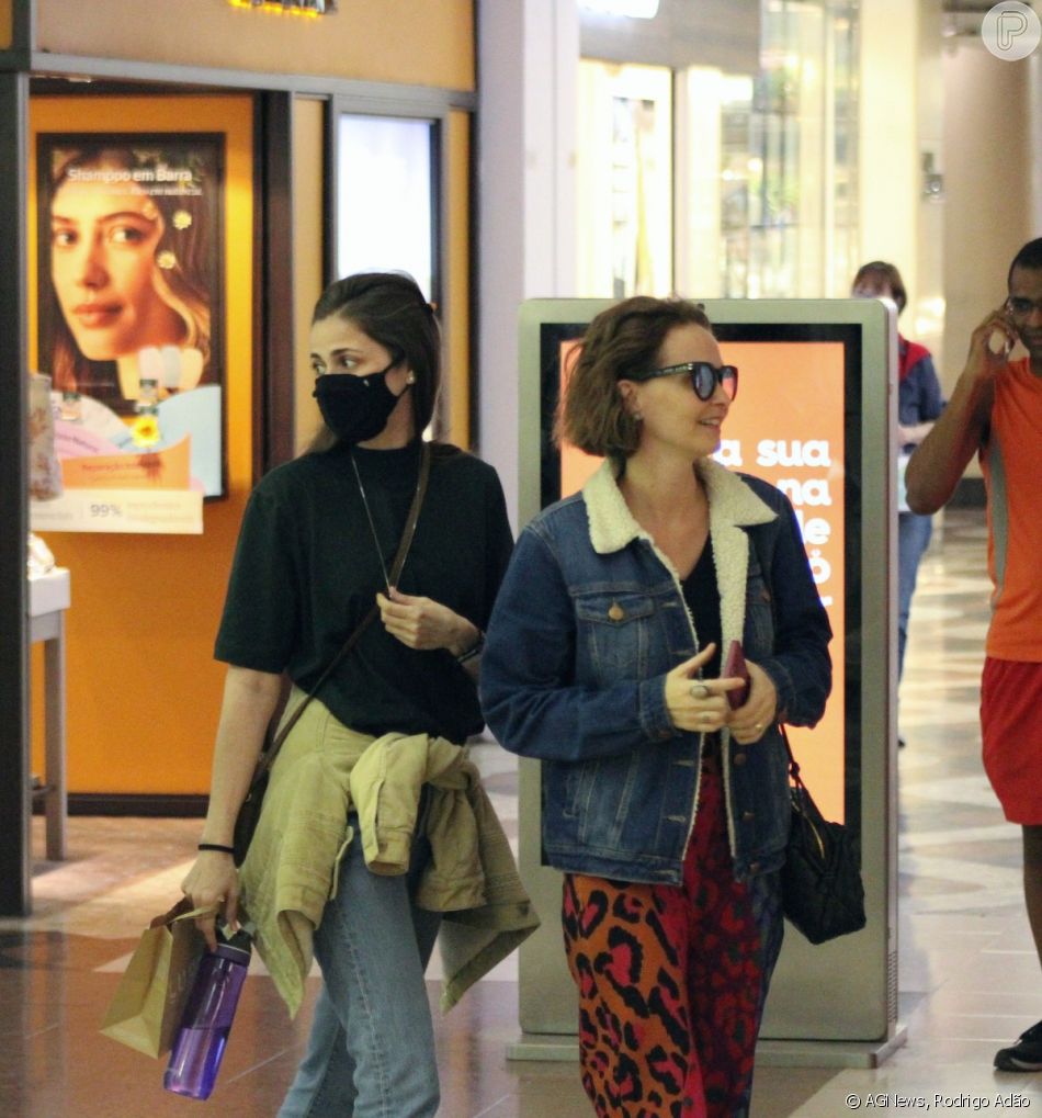 Namorada de Fernanda Souza, Eduarda Porto e Fernanda Rodrigues conversaram ao se encontrarem shopping