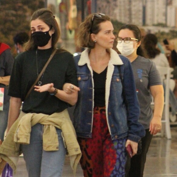 Namorada de Fernanda Souza, Eduarda Porto foi clicada ao encontrar Fernanda Rodrigues em shopping