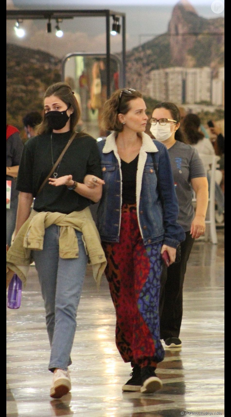 Namorada de Fernanda Souza, Eduarda Porto foi clicada ao encontrar Fernanda Rodrigues em shopping