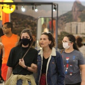 Namorada de Fernanda Souza, Eduarda Porto apostou em look casual para passeio em shopping