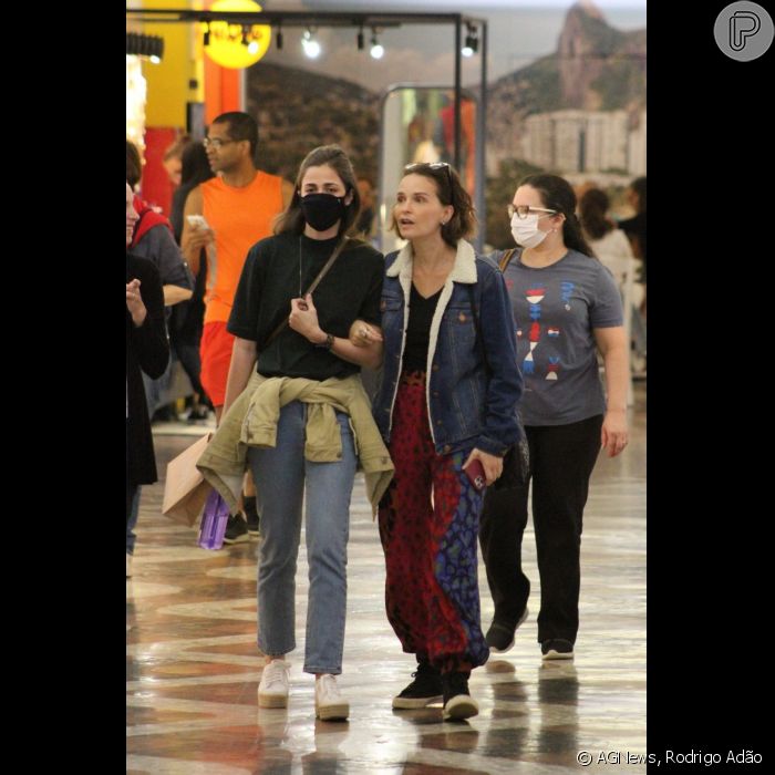 Namorada De Fernanda Souza Eduarda Porto Apostou Em Look Casual Para Passeio Em Shopping