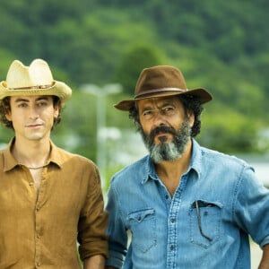 Novela 'Pantanal': Davi (Lucci Ferreira) pega Matilde (Mareliz Rodrigues) mostrando para Jove (Jesuíta Barbosa) uma nova forma de agricultura de processos, deixando o rapaz encantado