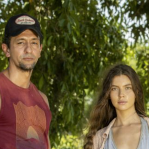 Novela 'Pantanal': Juma (Alanis Guillen) demonstra sentimentos de hostilidade e atração por José Lucas (Irandhir Santos)
