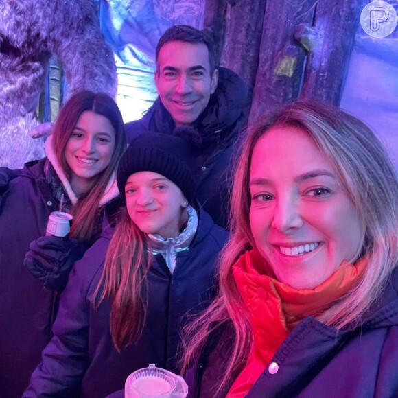 Cesar Tralli, Ticiane Pinheiro, Rafaella Justus e Sophia Band, amiga da adolescente, visitaram bar de gelo