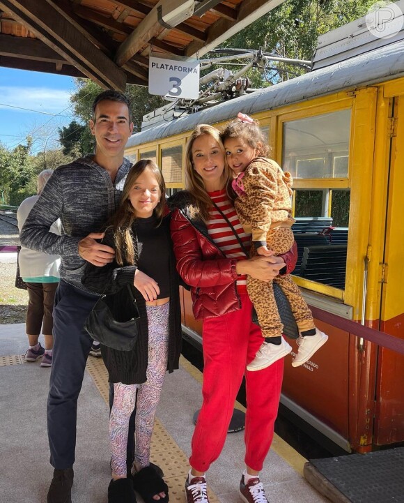 Férias em família! Ticiane Pinheiro está em Campos do Jordão com o marido, Cesar Tralli, e as filhas, Rafaella Justus e Manuella