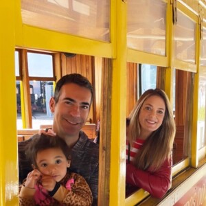 Cesar Tralli e Ticiane Pinheiro levaram a filha, Manuella, para passeio de trem