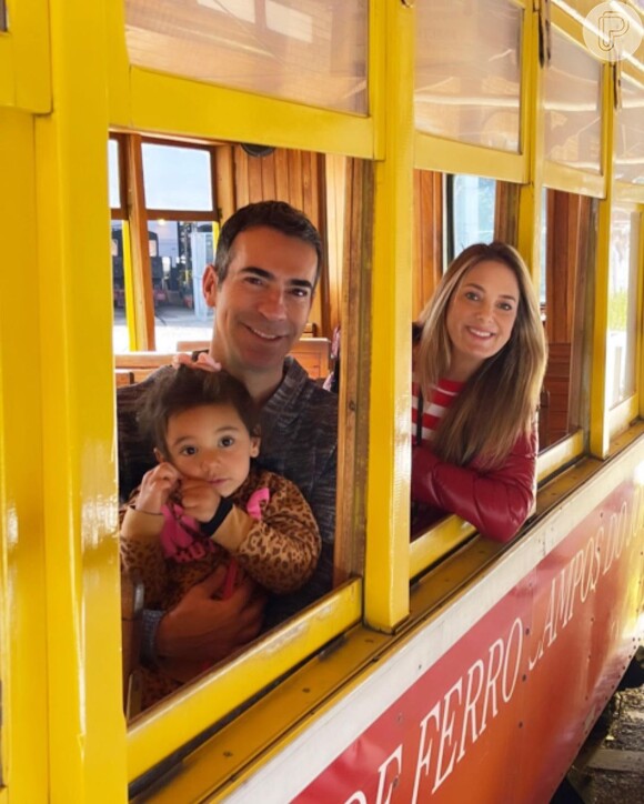 Cesar Tralli e Ticiane Pinheiro levaram a filha, Manuella, para passeio de trem