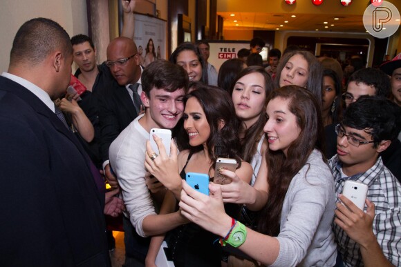 Tatá Werneck faz selfie com fãs antes em pré-estreia do longa