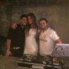 Cristiana Oliveira posa ao lado dos DJs de sua festa de aniversário