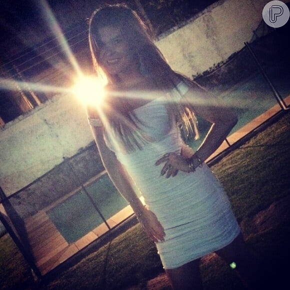 Cristiana Oliveira usa vestido branco colado ao corpo em sua festa de aniversário