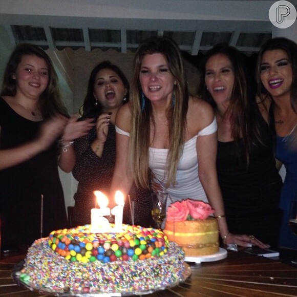 Cristiana Oliveira comemora 51 anos de idade com amigos, em 15 de dezembro de 2014