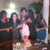 Cristiana Oliveira recebe o carinho das amigas em sua festa de aniversário