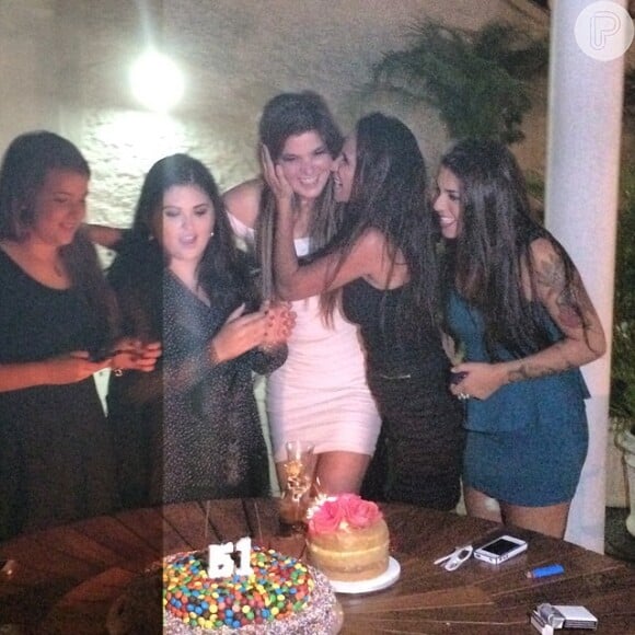 Cristiana Oliveira recebe o carinho das amigas em sua festa de aniversário