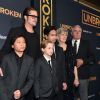 Brad Pitt posa com os filhos Shiloh, Pax e Maddox, e os pais, Jane e William