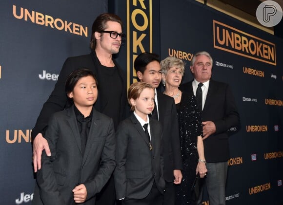 Brad Pitt posa com os filhos Shiloh, Pax e Maddox, e os pais, Jane e William