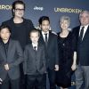Brad Pitt vai à première de 'Unbroken' com os filhos Shiloh, Pax e Maddox, e os pais, Jane e William, nos Estados Unidos, em 15 de dezembro de 2014