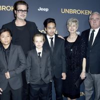 Brad Pitt vai com três filhos e os pais à première do filme 'Unbroken' nos EUA