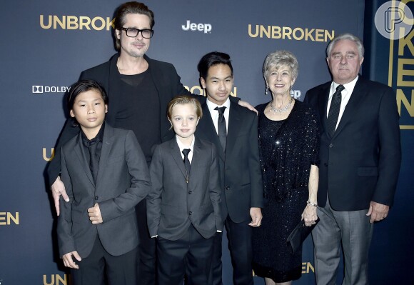 Brad Pitt vai à première de 'Unbroken' com os filhos Shiloh, Pax e Maddox, e os pais, Jane e William, nos Estados Unidos, em 15 de dezembro de 2014