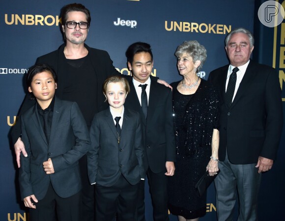 Brad Pitt posa com os filhos Shiloh, de 8 anos; Pax, de 10; e Maddox, de 13