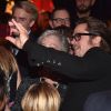 Brad Pitt faz selfie durante première