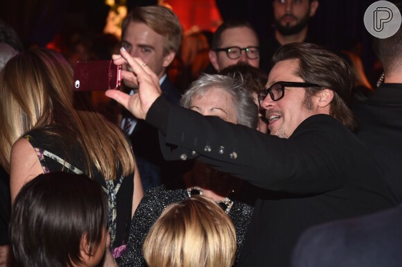 Brad Pitt faz selfie durante première