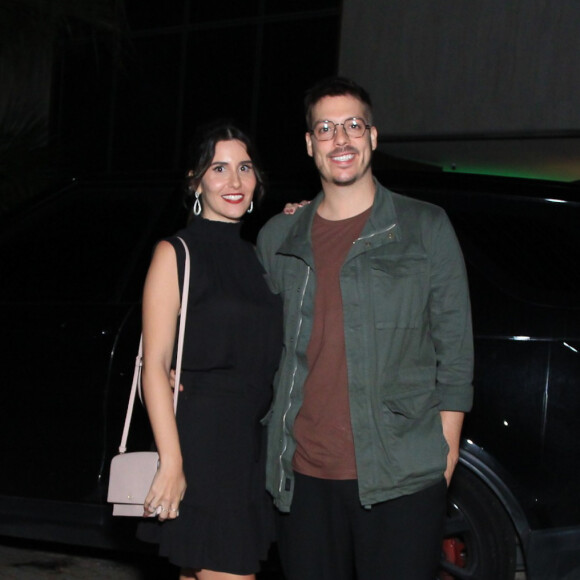 Fábio Porchat e a mulher, Nataly Mega, estiveram no aniversário de Camila Queiroz