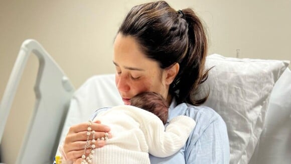 Fernanda Vasconcellos emociona em foto inédita com o filho recém-nascido