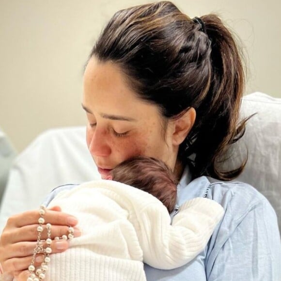 Fernanda Vasconcellos posta foto inédita uma semana após o nascimento do filho