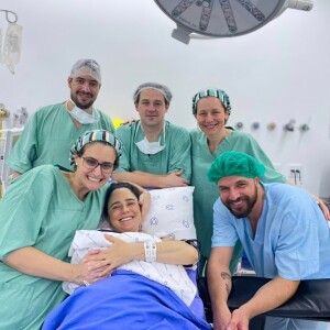 Fernanda Vasconcellos publicou uma foto ao lado da equipe da maternidade onde teve Romeo