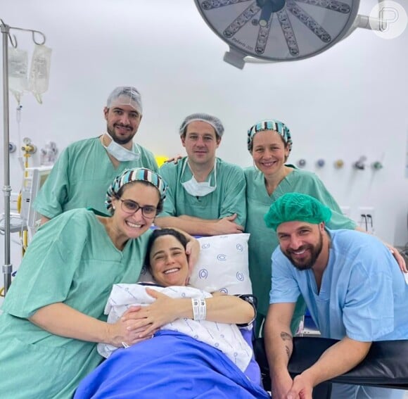 Fernanda Vasconcellos publicou uma foto ao lado da equipe da maternidade onde teve Romeo