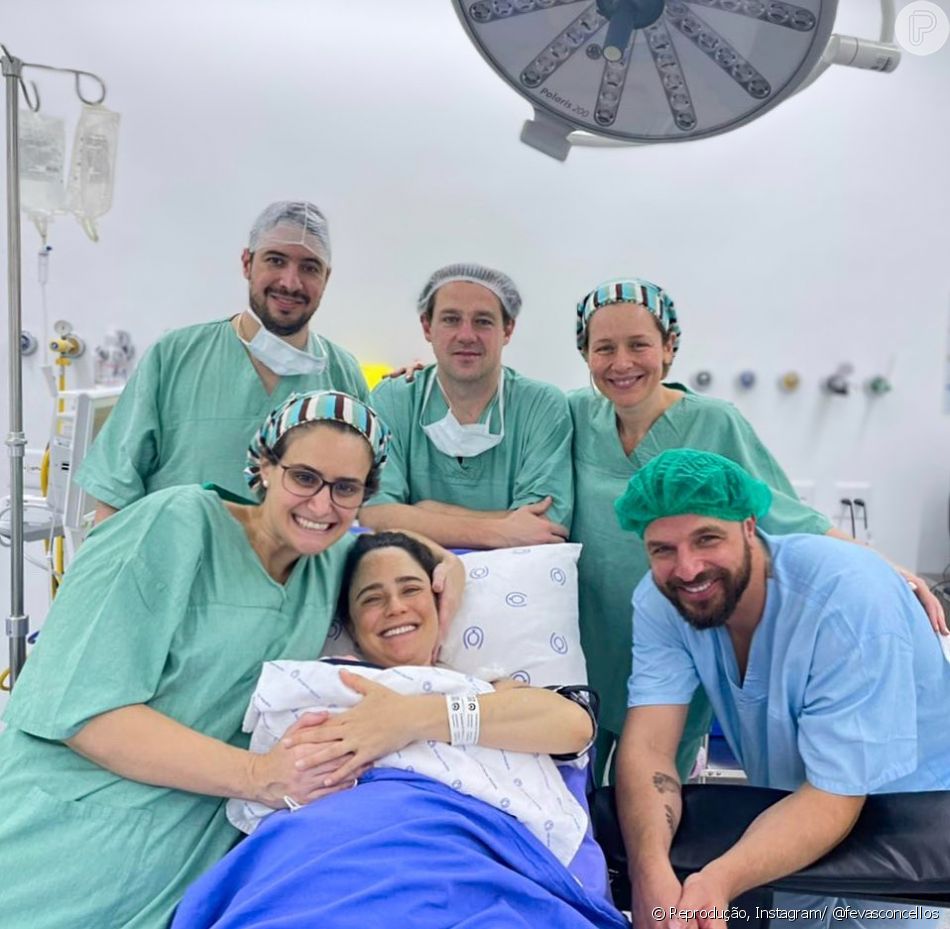 Fernanda Vasconcellos publicou uma foto ao lado da equipe da maternidade onde teve Romeo