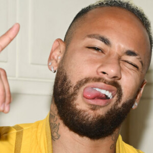 Neymar comparece a evento de moda sem aliança de compromisso