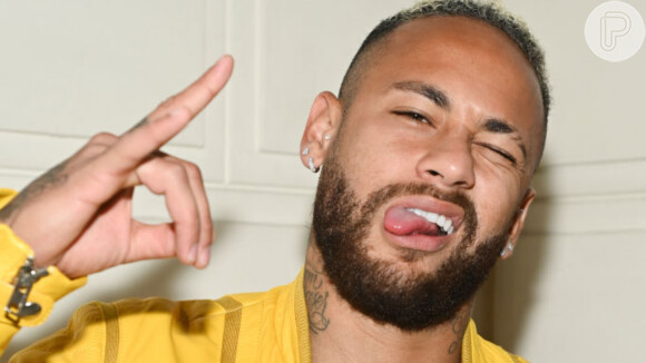 Neymar comparece a evento de moda sem aliança de compromisso