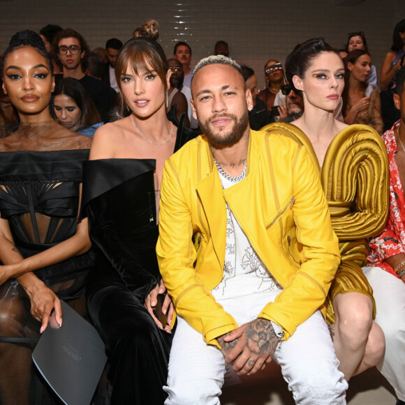 Neymar posou ao lado de Jourdan Dunn, Alessandra Ambrosio, Coco Rocha e o ator Lucien Laviscount 