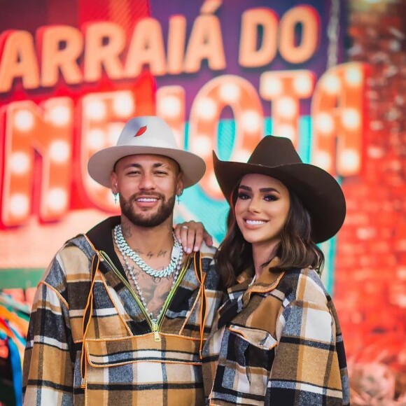 Antes, Neymar e Bruna fizeram um arraial na mansão de Neymar também no Rio