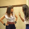 Sandra (Isis Valverde) procura Susana (Alessandra Negrini) e a questiona sobre o segredo de Carlota (Giulia Gam), em 'Boogie Oogie'
