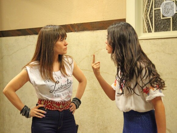 Sandra (Isis Valverde) procura Susana (Alessandra Negrini) e a questiona sobre o segredo de Carlota (Giulia Gam), em 'Boogie Oogie'