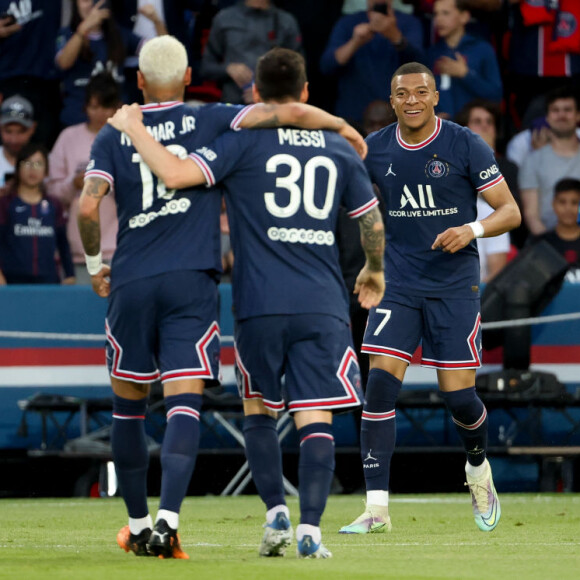 Mbappé disse que indisciplina de Neymar não é um bom exemplo para o clube